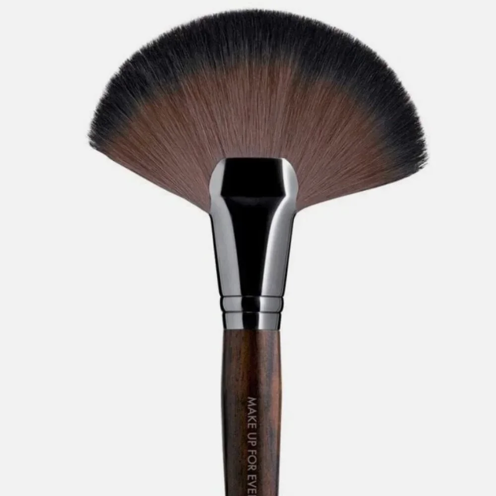 MakeUp Forever Large Powder Fan Brush 134 WAVY